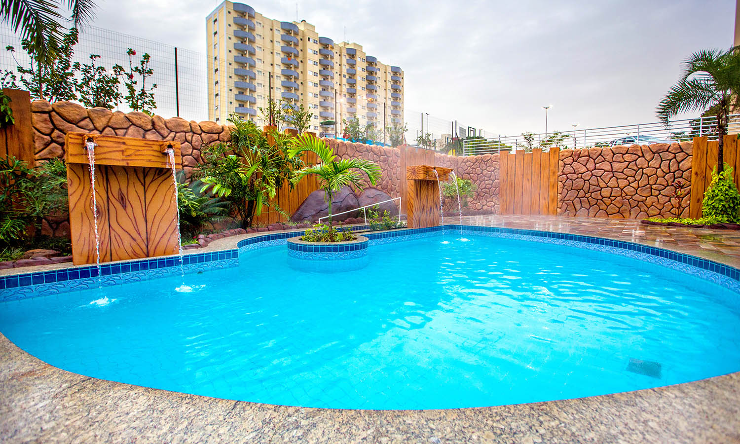 ÁGUAS TERMAIS NATURAIS PISCINAS QUENTES 24 HORAS GRÁTIS Acesso aos Parques  Aquáticos do Golden Dolphin Grand Hotel do Supreme e do Express Ideal para  Família e Casais Resorts em Caldas Novas, Caldas